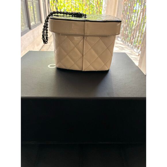 Chanel Patent Cosmetic Minaudière - Picture 2 of 10